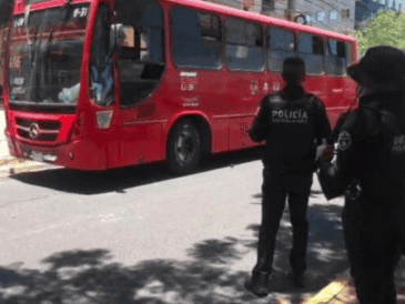 Un conductor de un vehículo particular y el chofer del transporte público se enfrascaron en un altercado vial. ESPECIAL