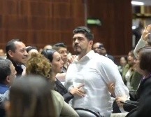 El diputado Zenyazen Roberto Escobar (Morena) retó a golpes a Carlos Gutiérrez Mancilla (PRI), en posición de guardia, como si se tratara de un boxeador. ESPECIAL.