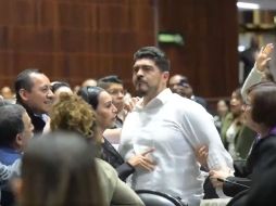 El diputado Zenyazen Roberto Escobar (Morena) retó a golpes a Carlos Gutiérrez Mancilla (PRI), en posición de guardia, como si se tratara de un boxeador. ESPECIAL.