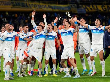 Jugadores de Universidad Católica festejan la victoria sobre Boca Juniors que les dio el primer lugar del grupo D de la Copa Libertadores. AP/G. Garello