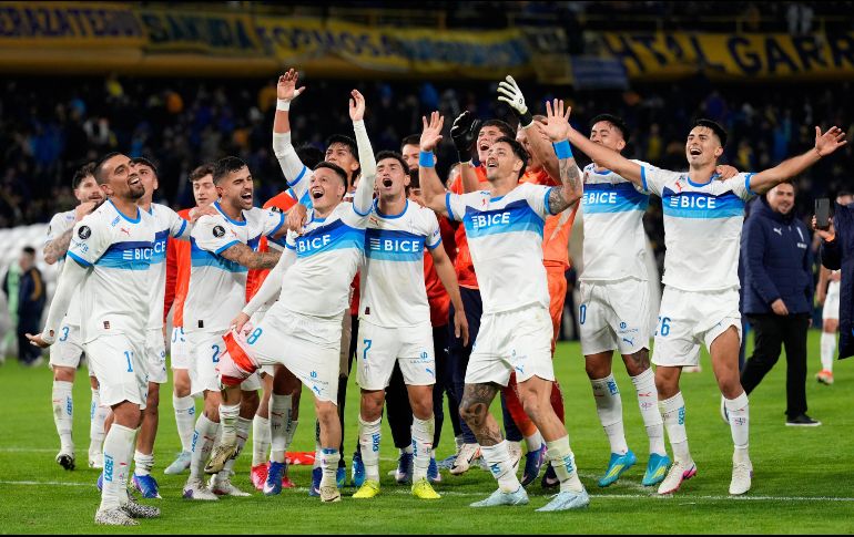 Jugadores de Universidad Católica festejan la victoria sobre Boca Juniors que les dio el primer lugar del grupo D de la Copa Libertadores. AP/G. Garello