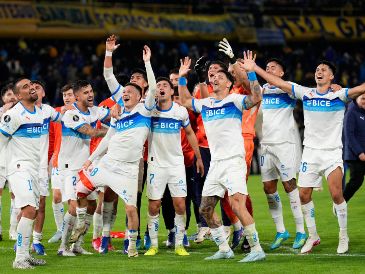 Jugadores de Universidad Católica festejan la victoria sobre Boca Juniors que les dio el primer lugar del grupo D de la Copa Libertadores. AP/G. Garello