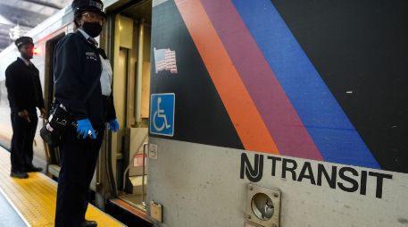 Los bomberos informaron que 100 bomberos respondieron al incendio a primera hora del viernes y que cinco personas resultaron heridas. Dos de ellas fueron trasladadas a un hospital. AP/ S. Wenig