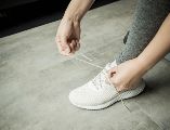 Si te preguntas cómo empezar a implementar el ejercicio en tu vida, los especialistas recomiendan comenzar poco a poco y ser constantes. ESPECIAL / CANVA