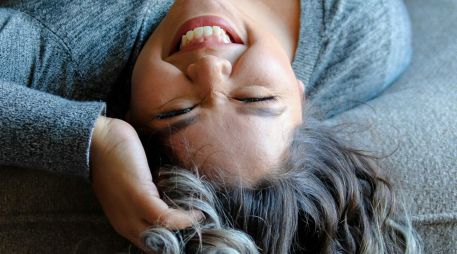 ¿Debería preocuparte la aparición de canas? Esto dice la ciencia. ESPECIAL / UNSPLASH 
Natasha Brazil