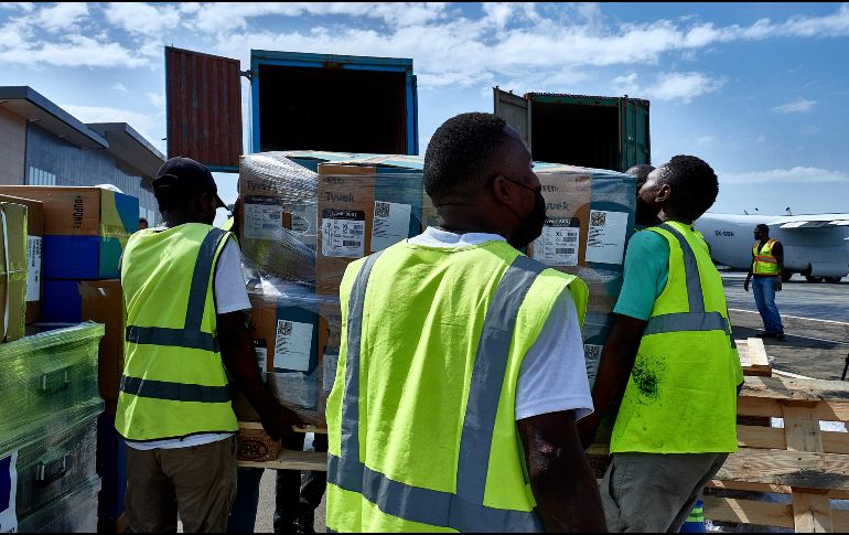 Trabajadores transportan suministros de prevención y control de epidemias, en Bunia de la provincia de Ituri, República Democrática del Congo (RDC). AP/X. Huashefashiyu