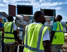 Trabajadores transportan suministros de prevención y control de epidemias, en Bunia de la provincia de Ituri, República Democrática del Congo (RDC). AP/X. Huashefashiyu