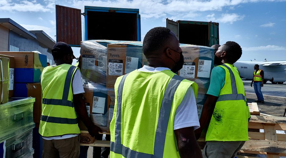Trabajadores transportan suministros de prevención y control de epidemias, en Bunia de la provincia de Ituri, República Democrática del Congo (RDC). AP/X. Huashefashiyu