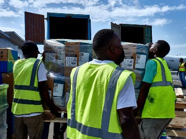 Trabajadores transportan suministros de prevención y control de epidemias, en Bunia de la provincia de Ituri, República Democrática del Congo (RDC). AP/X. Huashefashiyu