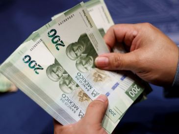 El tipo de cambio tocó un máximo de 17.54 pesos por dólar el 5 de mayo y un mínimo de 17.16 pesos por dólar el 11 de mayo. EFE/ARCHIVO