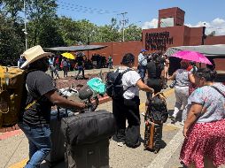 La toma del Aeropuerto de Oaxaca provocó afectaciones a decenas de pasajeros, quienes quedaron varados al exterior de la terminal aérea mientras intentaban contactar a sus respectivas aerolíneas para conocer el estatus de sus vuelos. EFE/J. Méndez