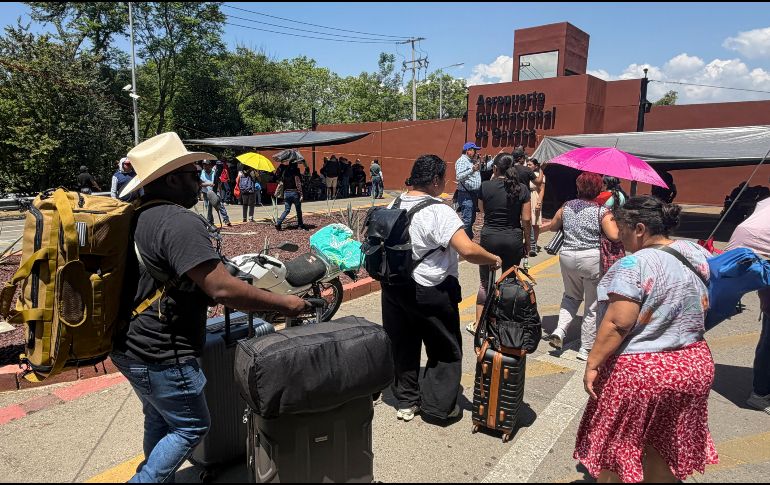 La toma del Aeropuerto de Oaxaca provocó afectaciones a decenas de pasajeros, quienes quedaron varados al exterior de la terminal aérea mientras intentaban contactar a sus respectivas aerolíneas para conocer el estatus de sus vuelos. EFE/J. Méndez