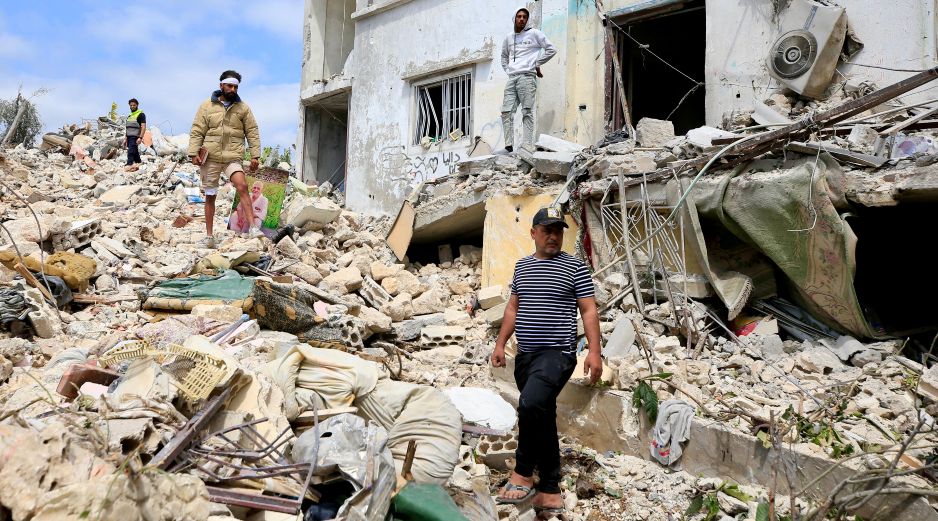 Residentes inspeccionan los escombros de un edificio destruido por ataques aéreos israelíes en Borj El Chmali, en el sur de Líbano. XINHUA/A.Hashisho