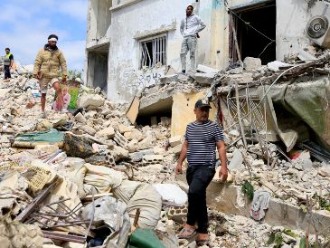 Residentes inspeccionan los escombros de un edificio destruido por ataques aéreos israelíes en Borj El Chmali, en el sur de Líbano. XINHUA/A.Hashisho