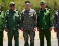 El jefe del Comando Sur de EU, general Francis L. Donovan (c), posa con el jefe del Estado Mayor General de Cuba, general Roberto Legrá Sotolongo (2-i), y otros militares cubanos en la base naval de Guantánamo. EFE/Southcom