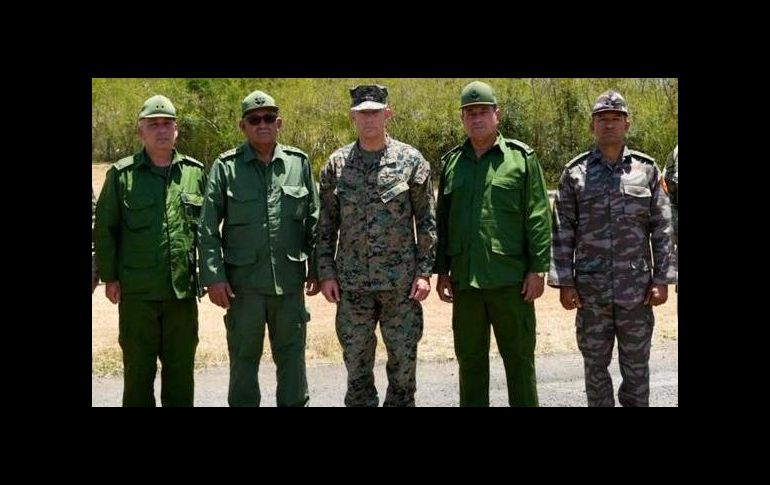 El jefe del Comando Sur de EU, general Francis L. Donovan (c), posa con el jefe del Estado Mayor General de Cuba, general Roberto Legrá Sotolongo (2-i), y otros militares cubanos en la base naval de Guantánamo. EFE/Southcom