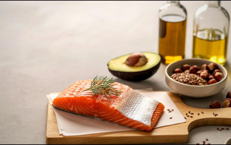 Más allá de las dietas estrictas, el consumo de algunos alimentos puede ser vital para cuidar tu corazón de afecciones como cardiopatía coronaria, arritmias e insuficiencia cardiaca. ESPECIAL / CANVA