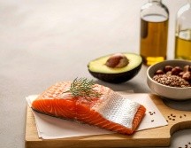 Más allá de las dietas estrictas, el consumo de algunos alimentos puede ser vital para cuidar tu corazón de afecciones como cardiopatía coronaria, arritmias e insuficiencia cardiaca. ESPECIAL / CANVA