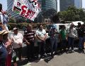 Maestros de la Coordinadora Nacional de Trabajadores de la Educación (CNTE) bloquean una de las principales avenidas de Ciudad de México. EFE/M. Hartz