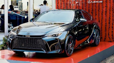 El Lexus IS 350 F Sport refuerza su carácter premium con rines oscuros de 19 pulgadas, calipers rojos, parrilla negra y una silueta deportiva. ESPECIAL