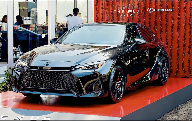 El Lexus IS 350 F Sport refuerza su carácter premium con rines oscuros de 19 pulgadas, calipers rojos, parrilla negra y una silueta deportiva. ESPECIAL
