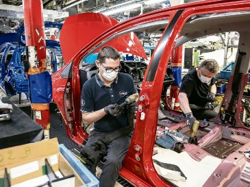 La Unión Americana exigirá que Canadá y México usen más partes de la Unión Americana al momento de ensamblar los vehículos. EFE