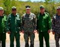 El jefe del Comando Sur de EU, general Francis L. Donovan (c), posa con el jefe del Estado Mayor General de Cuba, general Roberto Legrá Sotolongo (2-i), y otros militares cubanos en la base naval de Guantánamo. EFE/Southcom