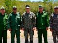 El jefe del Comando Sur de EU, general Francis L. Donovan (c), posa con el jefe del Estado Mayor General de Cuba, general Roberto Legrá Sotolongo (2-i), y otros militares cubanos en la base naval de Guantánamo. EFE/Southcom