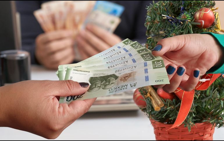 El aguinaldo no es un regalo del empleador, es un derecho irrenunciable ganado con tu esfuerzo a lo largo del año. ESPECIAL / CANVA