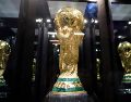 Trofeo de la Copa Mundial durante el FIFA World Trophy Tour en Puebla, el pasado 18 de marzo. EFE / H. Ríos