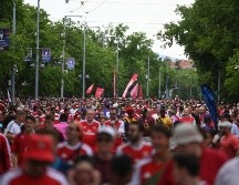Aficionados del PSG y Arsenal abarrotan el centro de Budapest horas antes de la final de la Liga de Campeones en el Puskás Aréna. EFE / Z. Balogh
