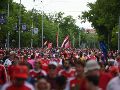 Aficionados del PSG y Arsenal abarrotan el centro de Budapest horas antes de la final de la Liga de Campeones en el Puskás Aréna. EFE / Z. Balogh