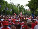 Aficionados del PSG y Arsenal abarrotan el centro de Budapest horas antes de la final de la Liga de Campeones en el Puskás Aréna. EFE / Z. Balogh