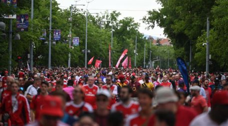 Aficionados del PSG y Arsenal abarrotan el centro de Budapest horas antes de la final de la Liga de Campeones en el Puskás Aréna. EFE / Z. Balogh