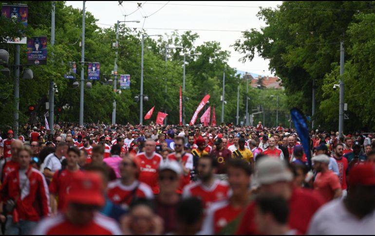 Aficionados del PSG y Arsenal abarrotan el centro de Budapest horas antes de la final de la Liga de Campeones en el Puskás Aréna. EFE / Z. Balogh