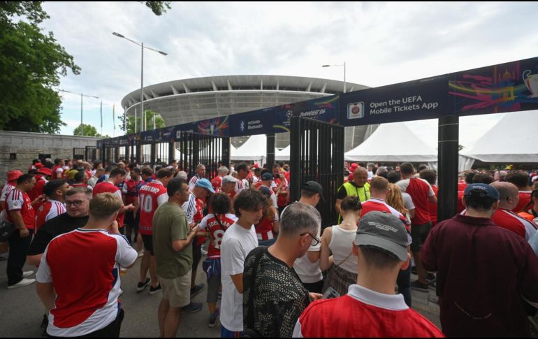 Aficionados del Arsenal marchan hacia el Puskás Arena antes de la final. EFE / Z. Balogh