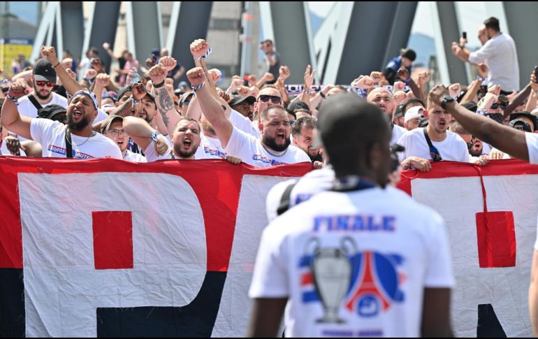 Aficionados del PSG marchan por el Parque de la Ciudad hacia el estadio en la capital de Hungría. EFE / T. Purger
