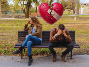 Las parejas quedan atrapadas en un fuego cruzado de críticas hirientes, recordando errores del pasado continuamente y perdiendo de vista el amor que originalmente los unió en un principio. ESPECIAL / CANVA