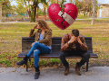 Las parejas quedan atrapadas en un fuego cruzado de críticas hirientes, recordando errores del pasado continuamente y perdiendo de vista el amor que originalmente los unió en un principio. ESPECIAL / CANVA