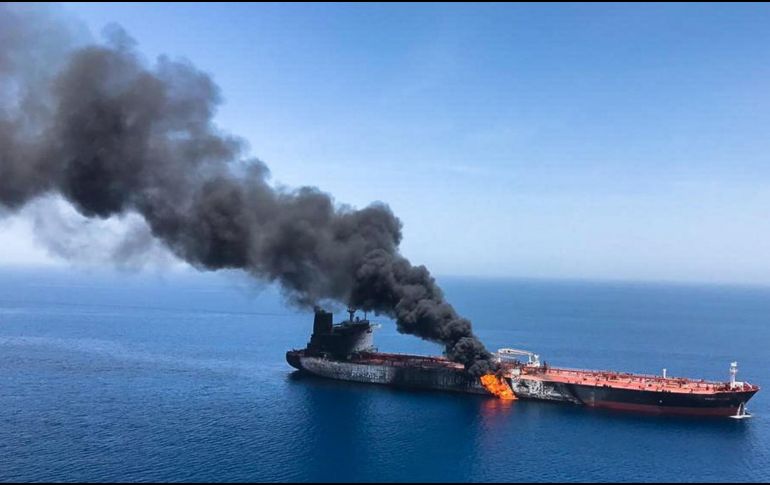 Presunto buque petrolero noruego Front Altair en llamas, noruego Front Altai, cerca del estrecho de Ormuz, en 2019. EFE / ARCHIVO