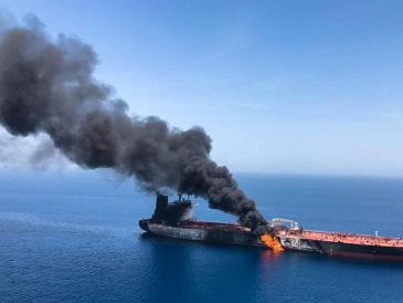 Presunto buque petrolero noruego Front Altair en llamas, noruego Front Altai, cerca del estrecho de Ormuz, en 2019. EFE / ARCHIVO