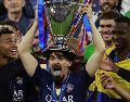 Vitinha fue víctima del esfuerzo y salió de cambio durante el primer tiempo extra de la  Champions League en Budapest. EFE/EPA/ANNA SZILAGYI