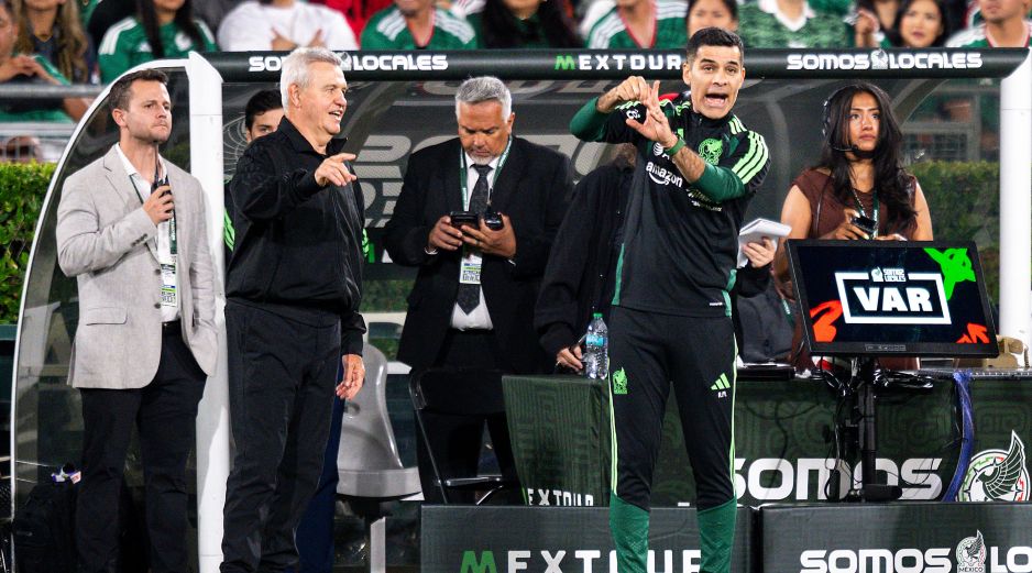 Javier Aguirre. El entrenador tricolor (izquierda) aprovechó el amistoso ante Australia para despejar las últimas dudas. IMAGO7/E. Espinosa