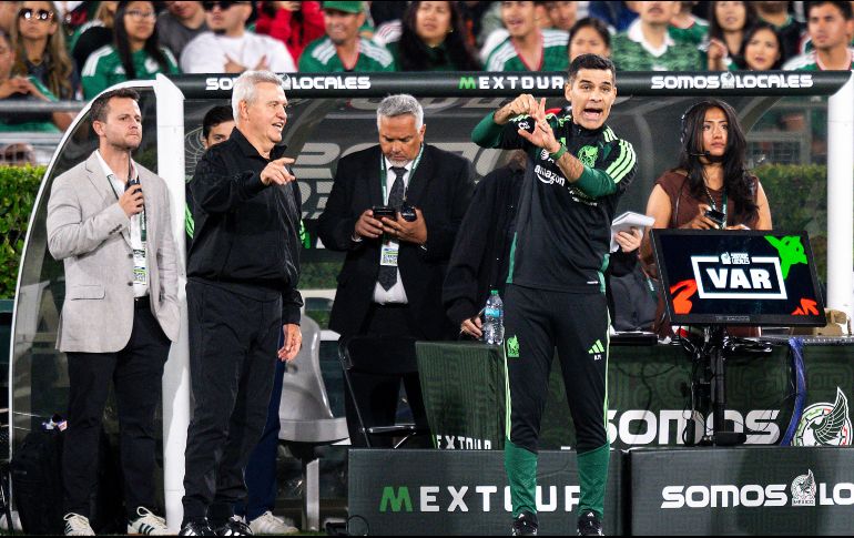 Javier Aguirre. El entrenador tricolor (izquierda) aprovechó el amistoso ante Australia para despejar las últimas dudas. IMAGO7/E. Espinosa