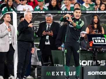Javier Aguirre. El entrenador tricolor (izquierda) aprovechó el amistoso ante Australia para despejar las últimas dudas. IMAGO7/E. Espinosa