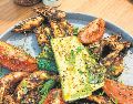 Camarones zarandeados, presentados en plato trinche y alternados con cuartos de tomate a la parrilla. CORTESÍA