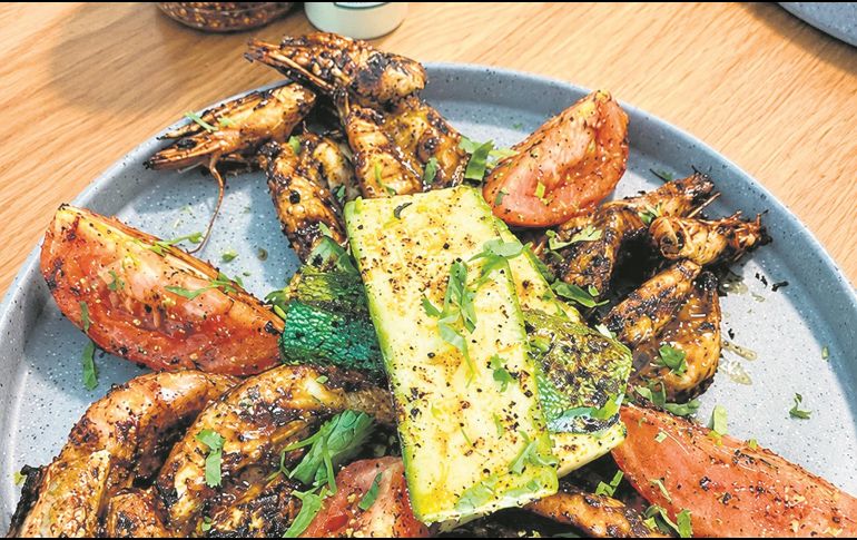 Camarones zarandeados, presentados en plato trinche y alternados con cuartos de tomate a la parrilla. CORTESÍA