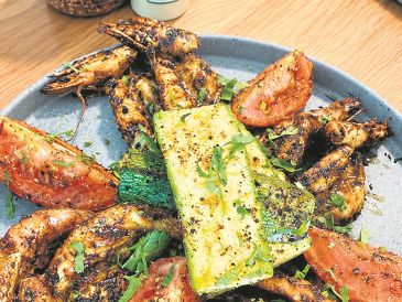 Camarones zarandeados, presentados en plato trinche y alternados con cuartos de tomate a la parrilla. CORTESÍA