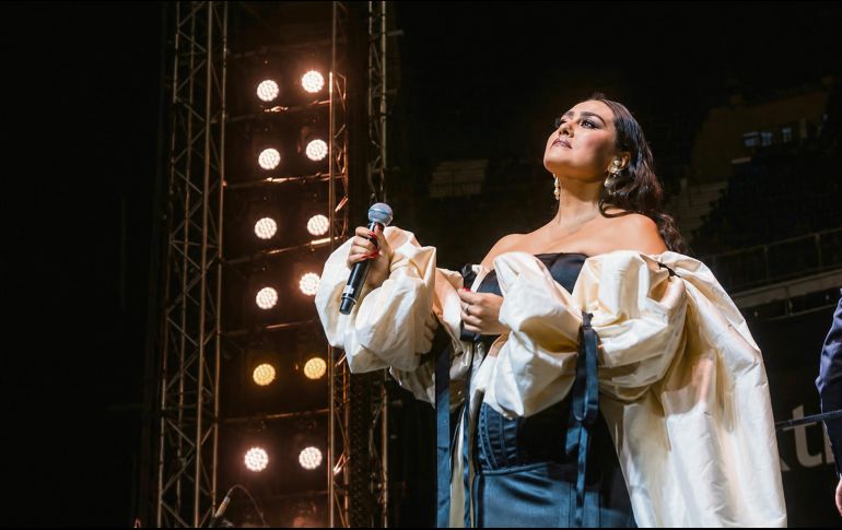 Miriam Solís. La cantante se caracteriza por su presencia artística elegante y su voz emotiva. CORTESÍA
