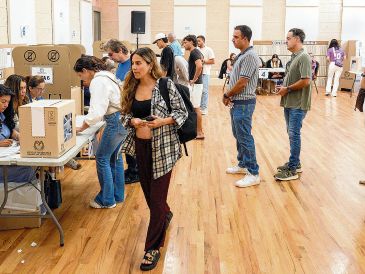 Colombia renovará al Poder Ejecutivo en una elección que se pronostica que requerirá de una segunda vuelta. En la foto, votación de colombianos en el extranjero. EFE